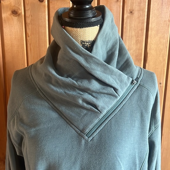 Asymmetrical Sweatshirt - Picture 2 of 7